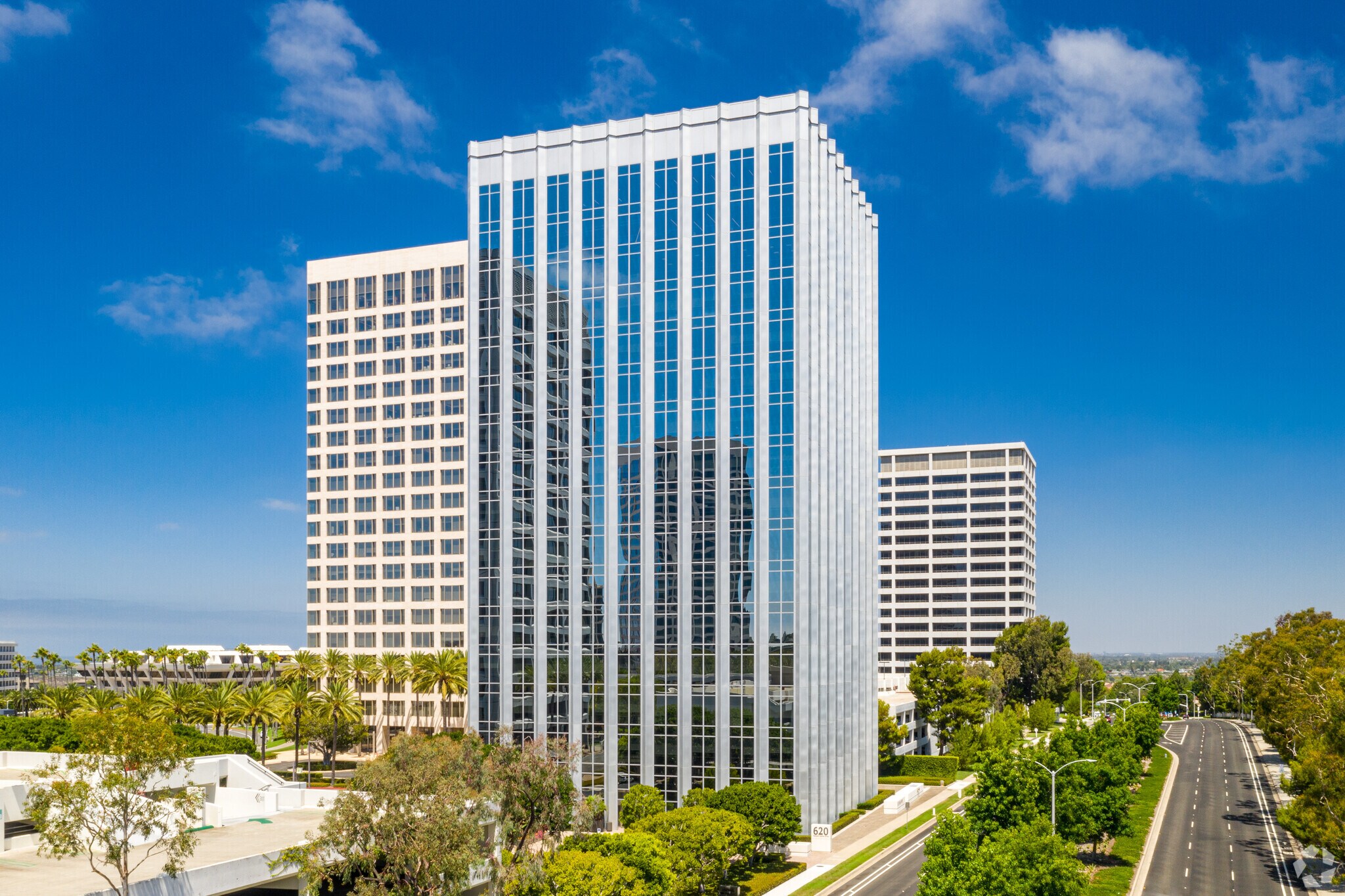 620 Newport Center Dr, Newport Beach, CA à louer Photo de l’immeuble– Image 1 sur 6