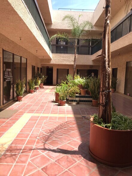 2796 Sycamore Dr, Simi Valley, CA à louer - Photo de l’immeuble – Image 2 sur 2