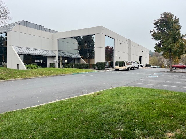 1129 Industrial Ave, Petaluma, CA à louer Photo principale– Image 1 sur 8