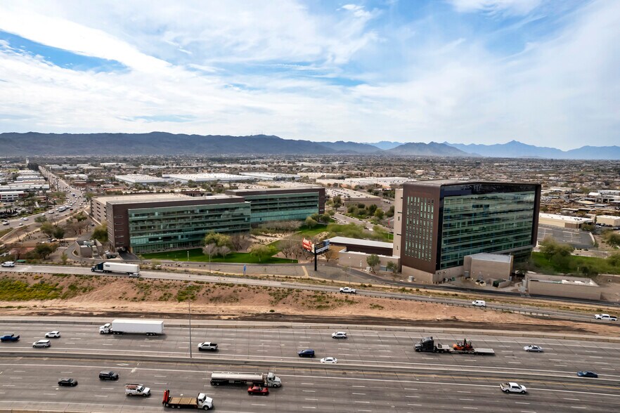 4035 S Riverpoint Pky, Phoenix, AZ à louer - Photo de l’immeuble – Image 2 sur 12