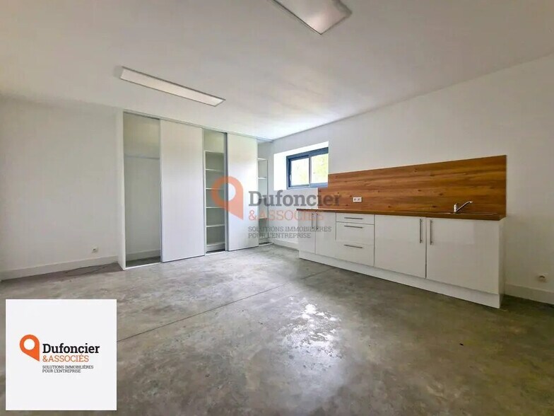 Local d’activités dans Poitiers à louer - Photo de l’immeuble – Image 2 sur 4