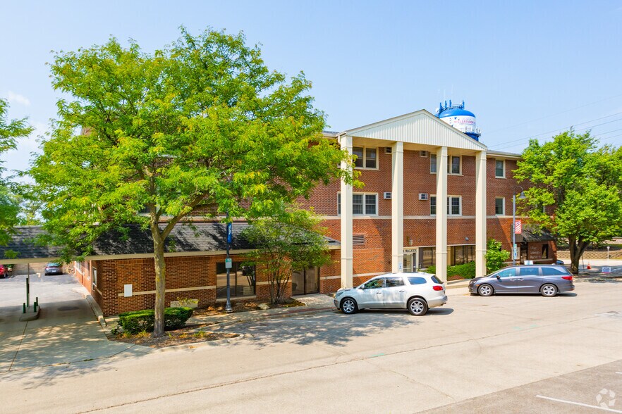 4 Walker Ave, Clarendon Hills, IL à louer - Photo principale – Image 1 sur 7
