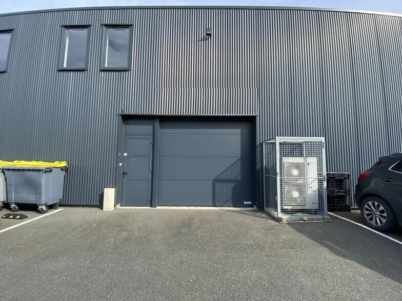 Local d’activités dans Moissy-Cramayel à louer - Photo de l’immeuble – Image 3 sur 10