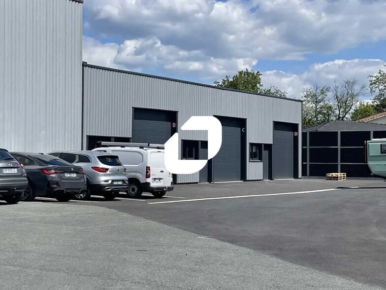 Local d’activités dans Saint-Aubin-de-Médoc à louer - Photo de l’immeuble – Image 1 sur 19