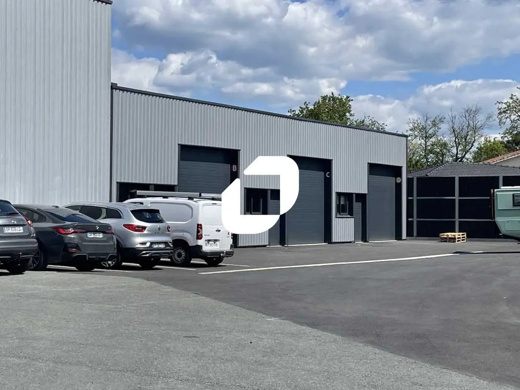 Local d’activités dans Saint-Aubin-de-Médoc à louer Photo de l’immeuble– Image 1 sur 20