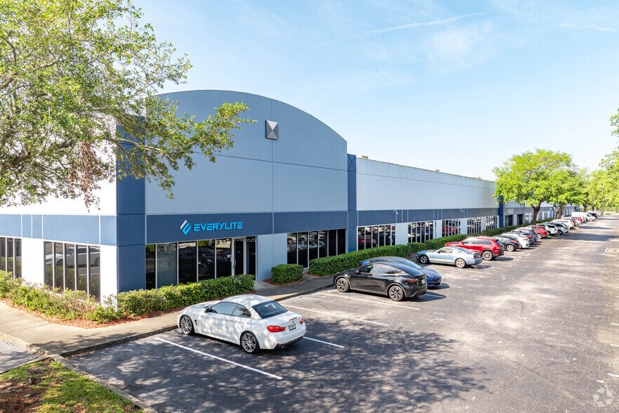 8010 Sunport Dr, Orlando, FL à vendre - Photo de l’immeuble – Image 1 sur 42