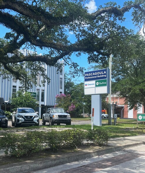 1126 Jackson Ave, Pascagoula, MS à louer - Photo de l’immeuble – Image 2 sur 8
