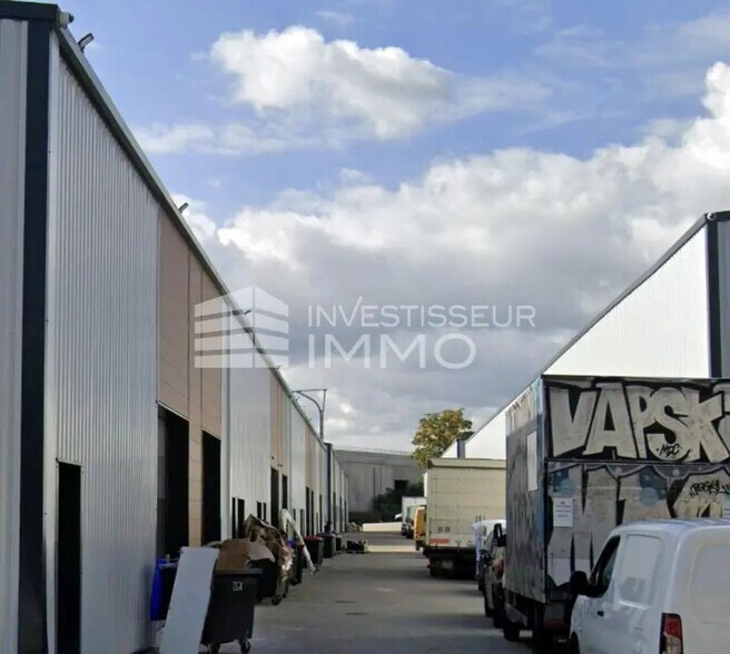 Local d’activités dans Stains à louer - Photo de l’immeuble – Image 3 sur 4