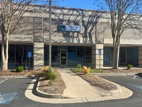 881 Franklin Rd, Marietta, GA à louer Photo de l’immeuble– Image 2 sur 4