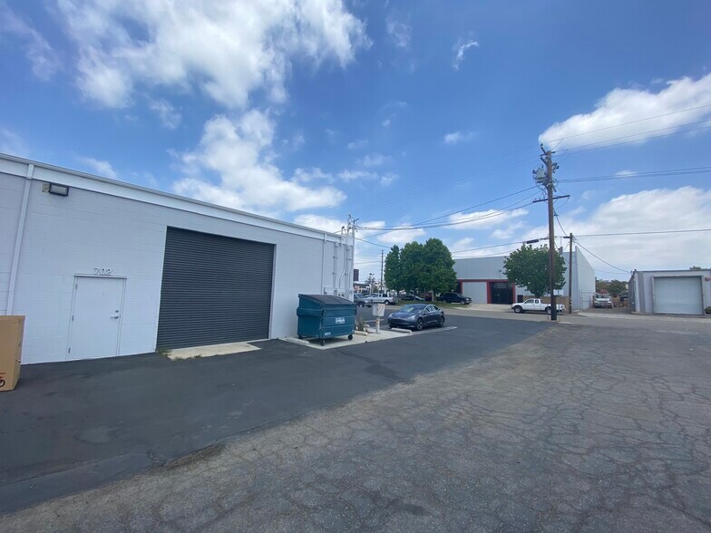 702-706 W Katella Ave, Orange, CA à louer - Photo de l’immeuble – Image 3 sur 11