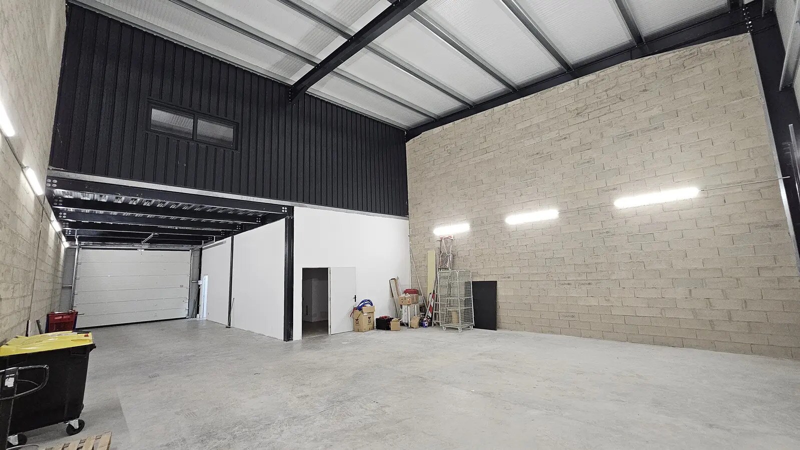 Local d’activités dans Pontault-Combault à louer Photo principale– Image 1 sur 13