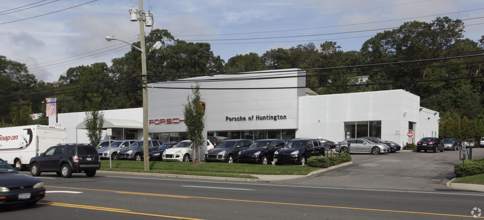 855 E Jericho Tpke, Huntington Station, NY à louer Photo principale– Image 1 sur 3