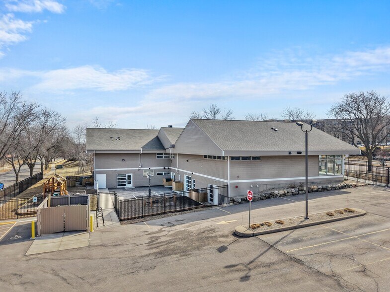 7610 Mineral Point Rd, Madison, WI à louer - Photo de l’immeuble – Image 2 sur 50