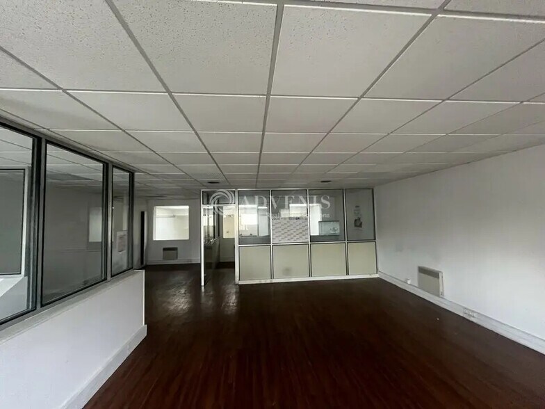 Local d’activités dans Voisins-le-Bretonneux à louer - Photo intérieure – Image 3 sur 5