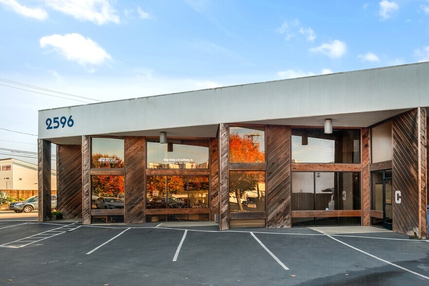2596 Bay Rd, Redwood City, CA à louer - Photo de l’immeuble – Image 2 sur 3