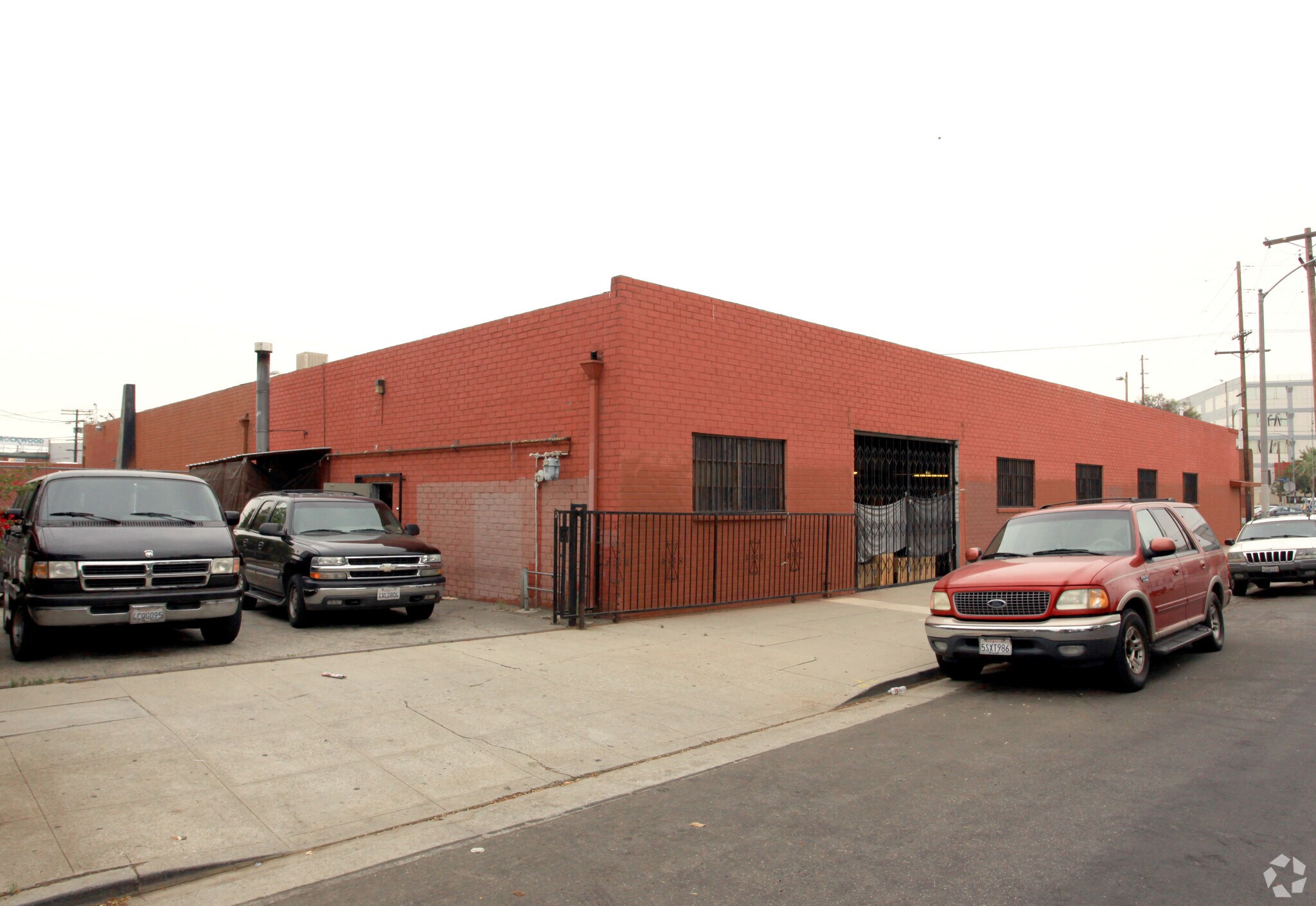 3671-3675 E Olympic Blvd, Los Angeles, CA à louer Photo de l’immeuble– Image 1 sur 7