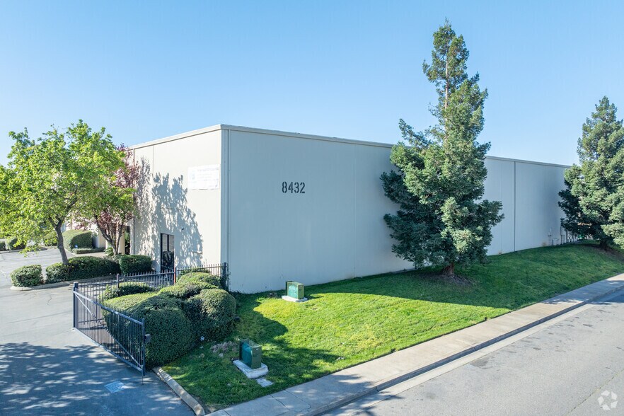 8432 Rovana Cir, Sacramento, CA à louer - Photo de l’immeuble – Image 2 sur 12