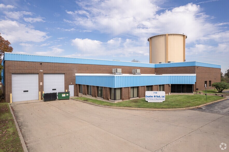 710 E Cooper Ct, Schaumburg, IL à louer - Photo de l’immeuble – Image 2 sur 5