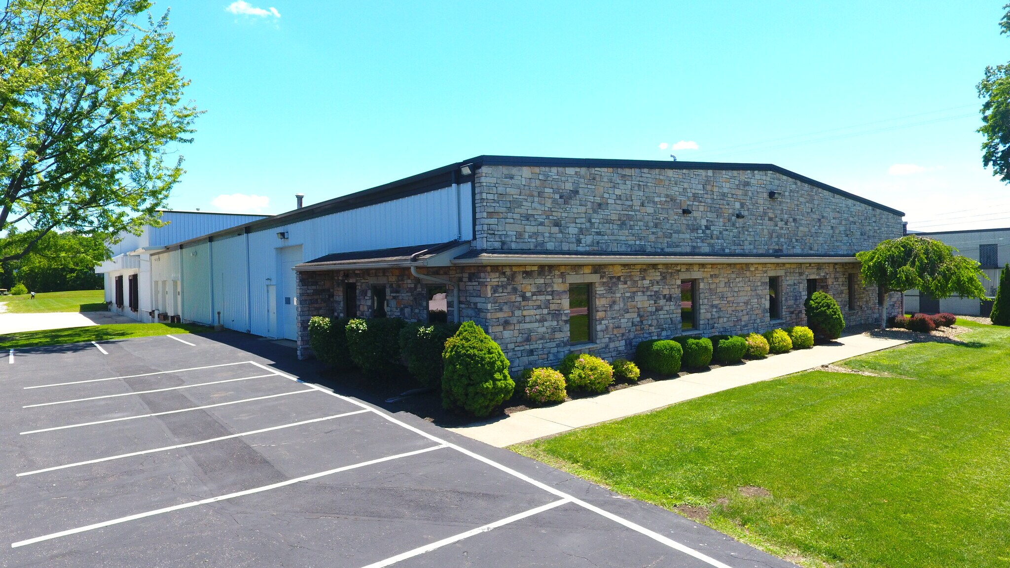 7948 Freedom Ave NW, North Canton, OH à louer Photo de l’immeuble– Image 1 sur 4