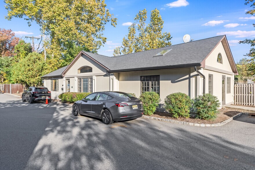 271 Grove Ave, Verona, NJ à louer - Photo de l’immeuble – Image 2 sur 5