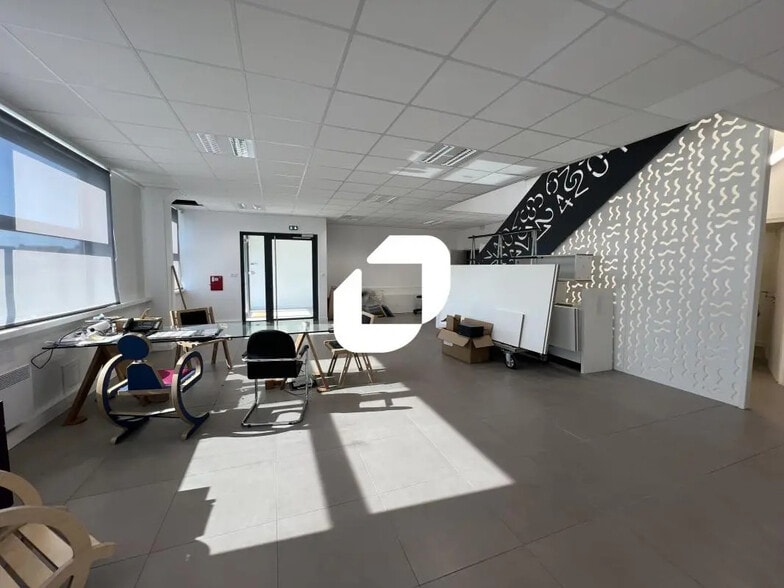 Bureau dans Pérenchies à louer - Photo de l’immeuble – Image 3 sur 17