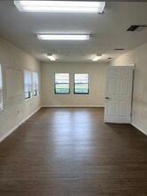 421 Commercial Ct, Venice, FL à louer Photo intérieure– Image 2 sur 11