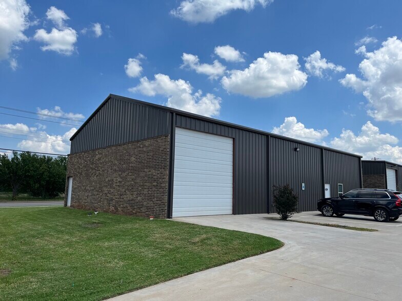 11305 N Western Ave, Oklahoma City, OK à louer - Photo de l’immeuble – Image 3 sur 15
