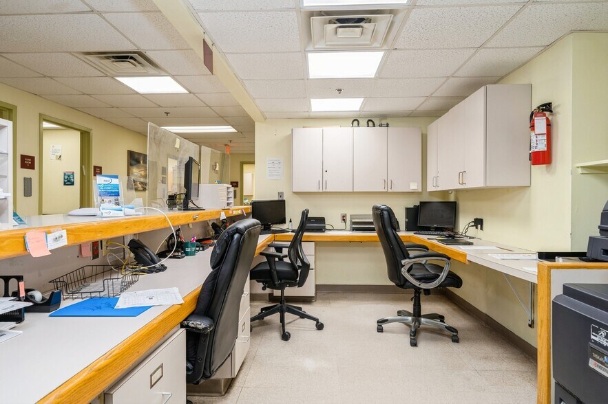 680 Broadway, Paterson, NJ à louer - Photo intérieure – Image 3 sur 69