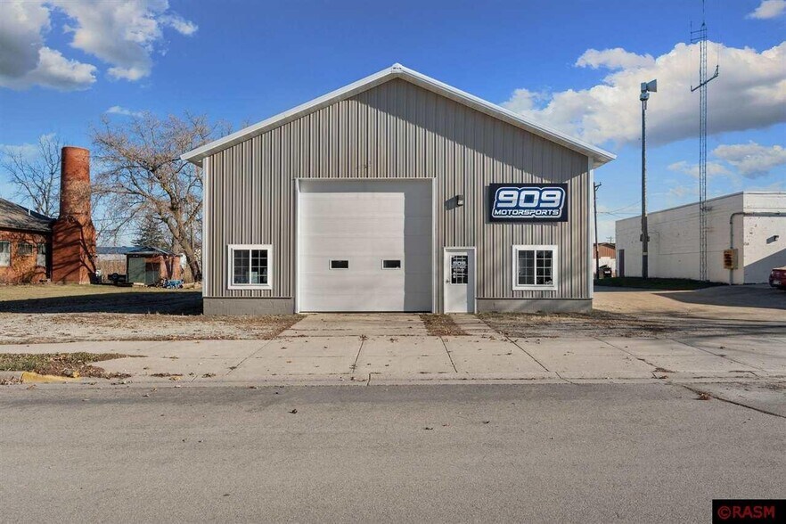 213 Broadway Ave N, New Richland, MN à vendre - Photo principale – Image 1 sur 23