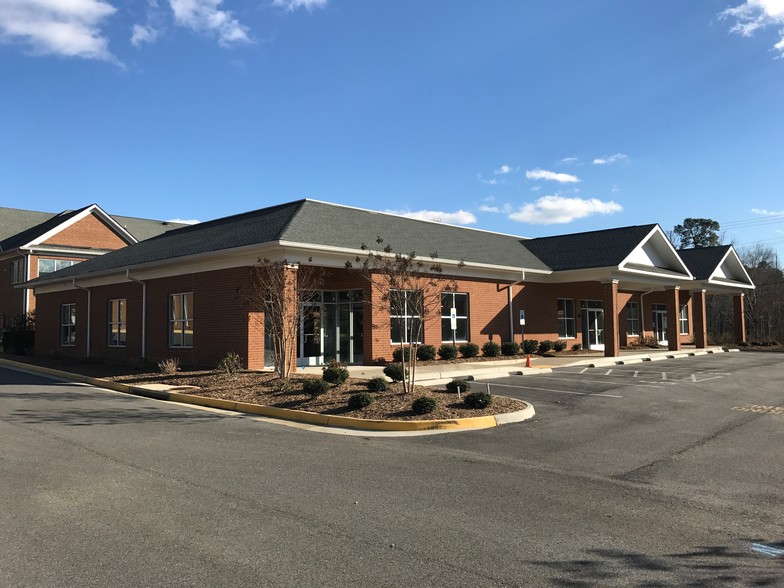 210 W Hundred Rd, Chester, VA à louer - Photo de l’immeuble – Image 2 sur 5