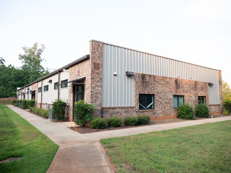 2210 Leah Dr, Hillsborough, NC à louer - Photo de l’immeuble – Image 3 sur 8