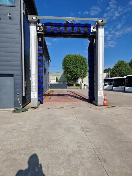 Local d’activités dans Goussainville à louer - Photo de l’immeuble – Image 1 sur 9