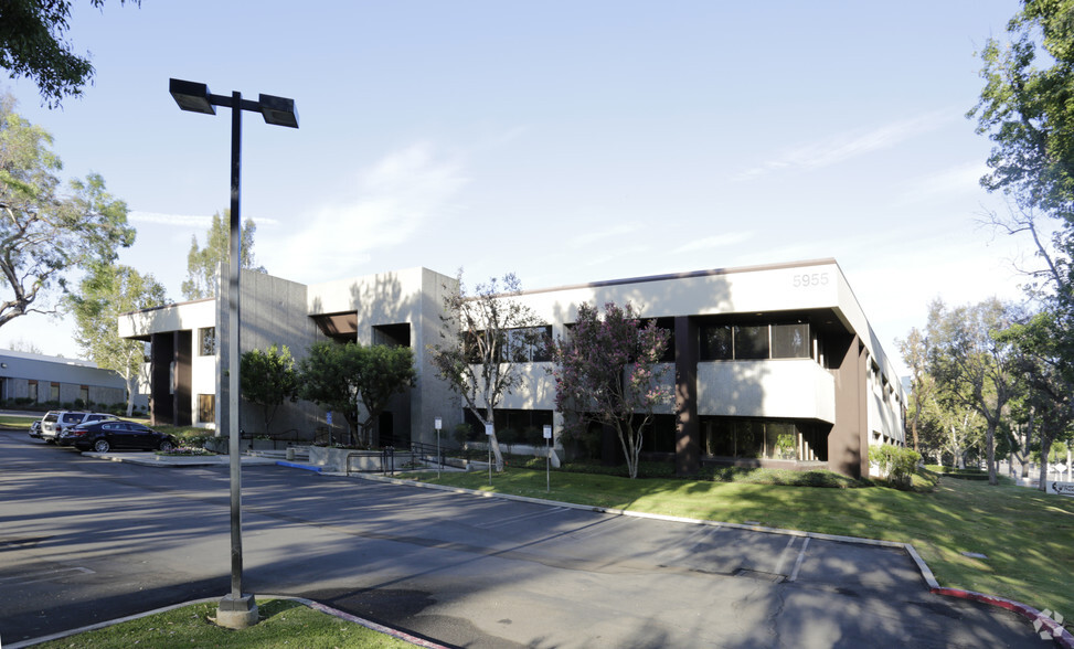 5955 De Soto Ave, Woodland Hills, CA à louer - Photo de l’immeuble – Image 1 sur 6