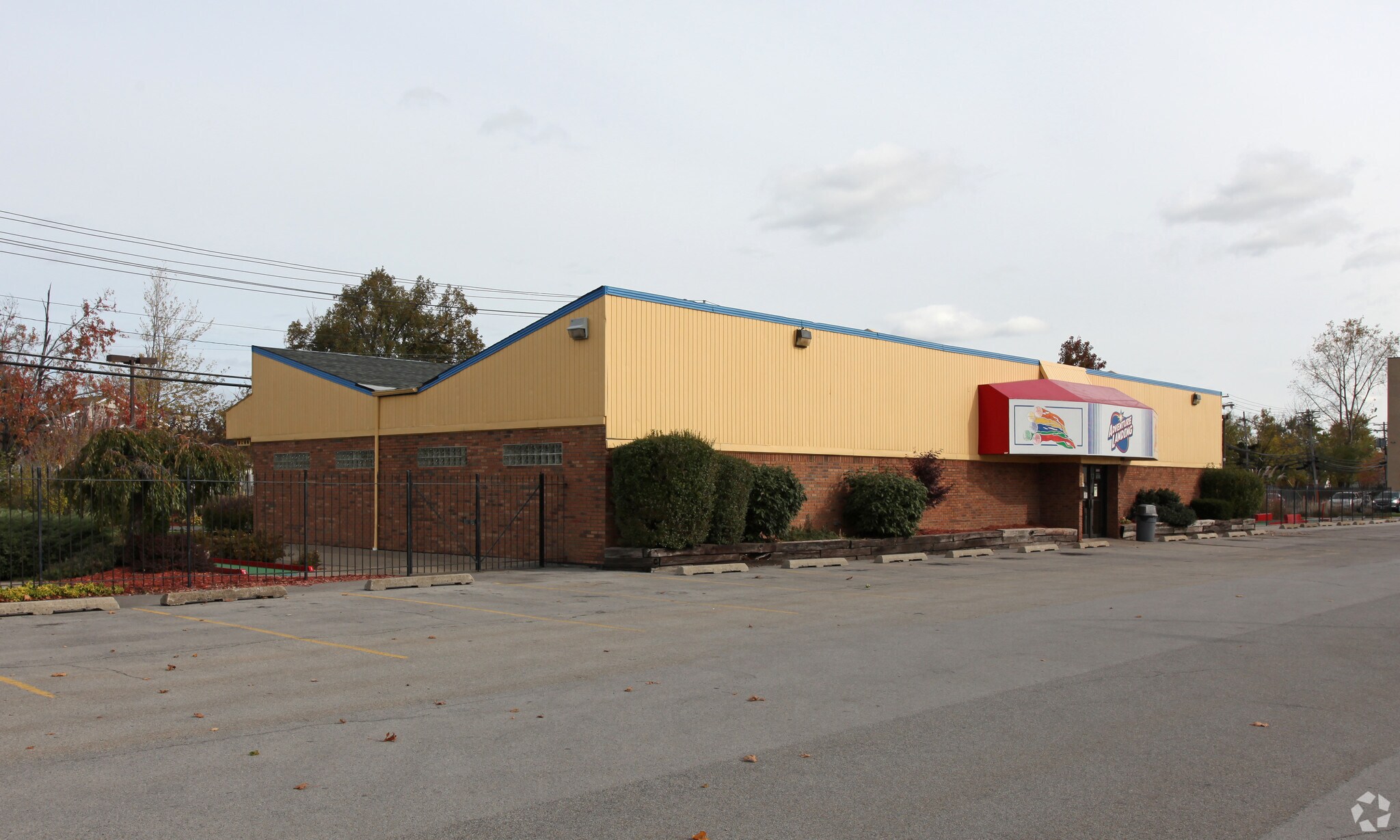 2400 Sheridan Dr, Tonawanda, NY à vendre Photo principale– Image 1 sur 46