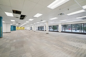 5199 Rue Sherbrooke E, Montréal, QC à louer Photo intérieure– Image 1 sur 2