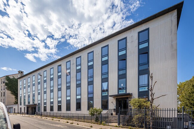 Plus de détails pour Local d'activités à louer