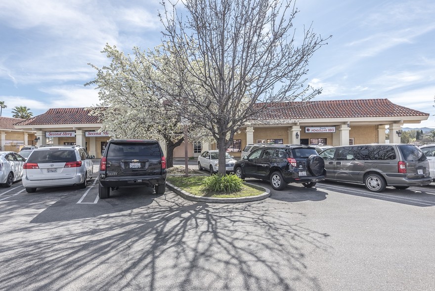 2311-2381 Tapo St, Simi Valley, CA à louer - Photo de l’immeuble – Image 3 sur 16
