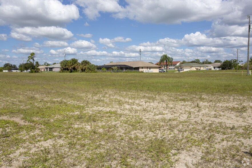 2013 Skyline Blvd, Cape Coral, FL à vendre - Photo de l’immeuble – Image 2 sur 7