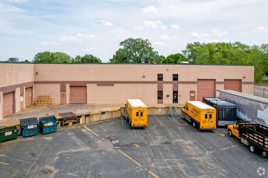 1601 67th Ave N, Brooklyn Center, MN à louer - Photo de l’immeuble – Image 3 sur 21
