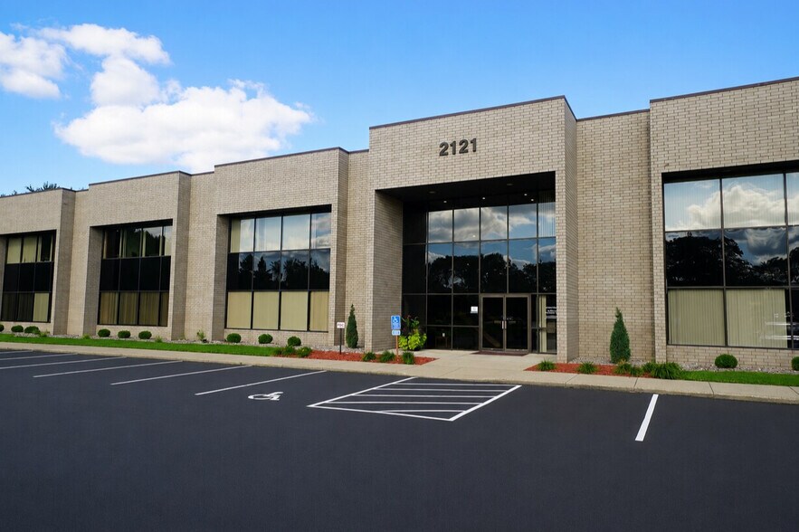 2121 Cliff Dr, Eagan, MN à louer - Photo de l’immeuble – Image 2 sur 18