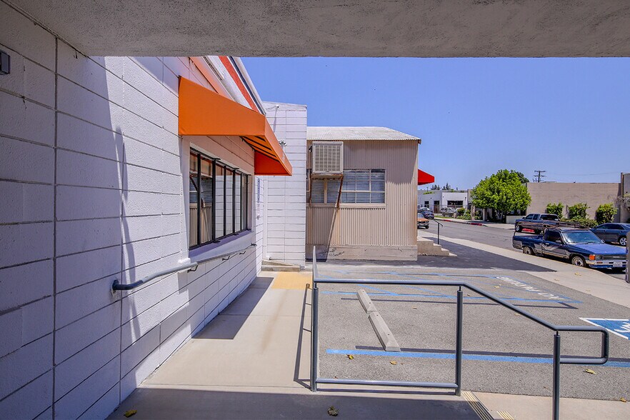 227 W Maple Ave, Monrovia, CA à louer - Photo intérieure – Image 3 sur 30