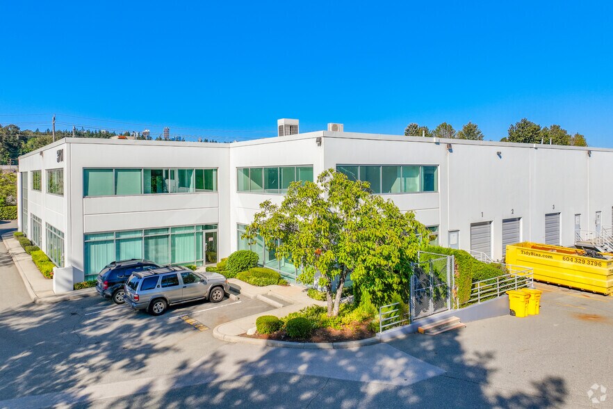 3711 N Fraser Way, Burnaby, BC à louer - Photo de l’immeuble – Image 1 sur 4