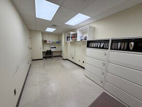 15887 Snow Rd, Brook Park, OH à louer Photo intérieure– Image 2 sur 10