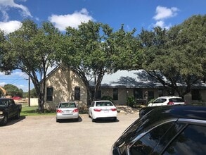 151 E Mercer St, Dripping Springs, TX à louer Photo intérieure– Image 1 sur 9