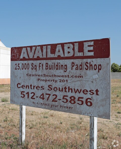 W Shaw Ave, Clovis, CA à louer - Photo de l’immeuble – Image 2 sur 5