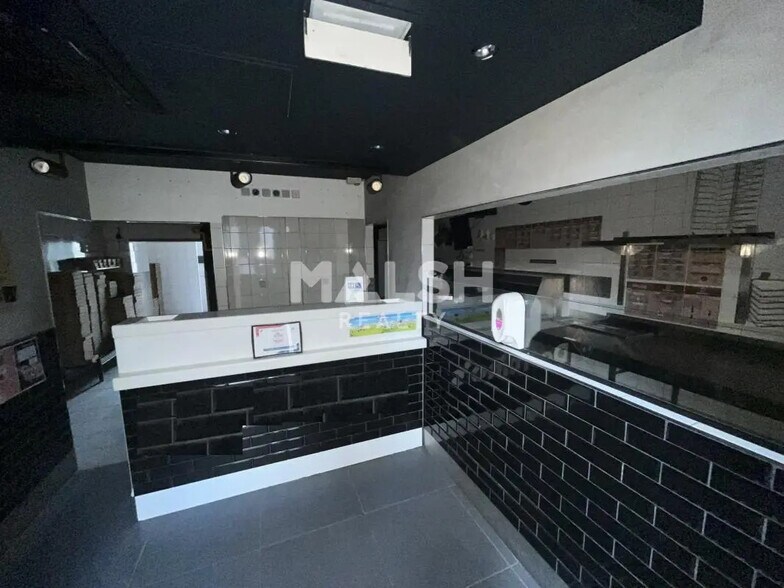 Local commercial dans Saint-Genis-Laval à vendre - Photo de l’immeuble – Image 2 sur 15