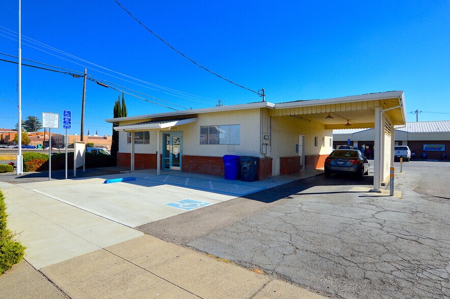705/717 Pine Street, Red Bluff, CA 96080 portefeuille de 2 biens à vendre sur LoopNet.fr - Photo principale – Image 1 sur 15