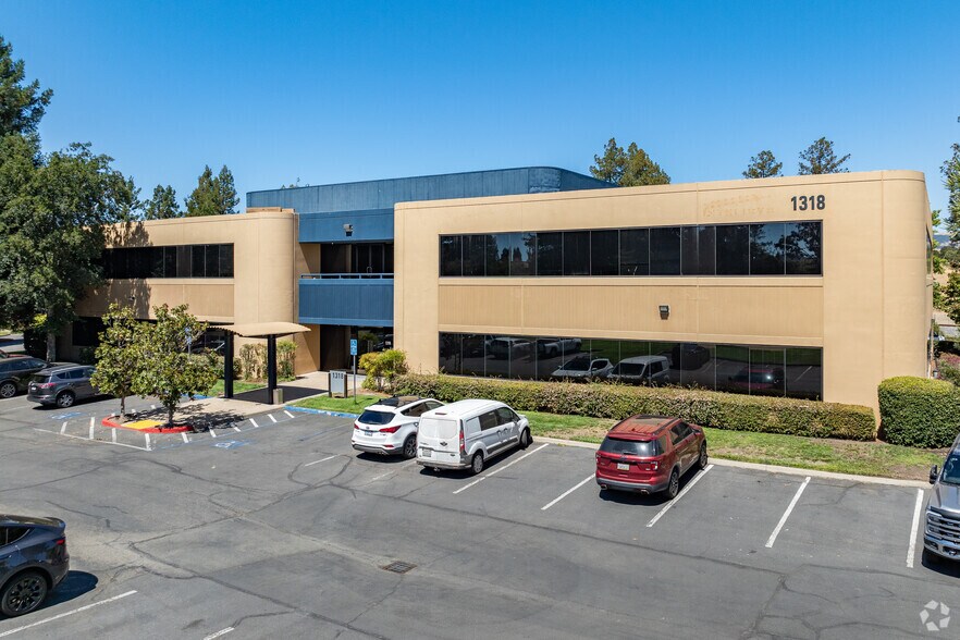 1318 Redwood Way, Petaluma, CA à louer - Photo principale – Image 2 sur 13