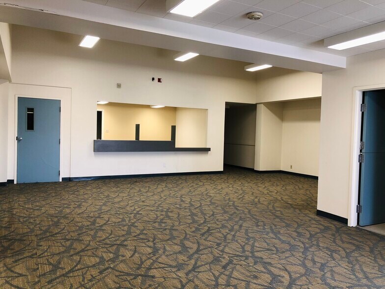 230 N California St, Stockton, CA à vendre - Hall d’entrée – Image 2 sur 5