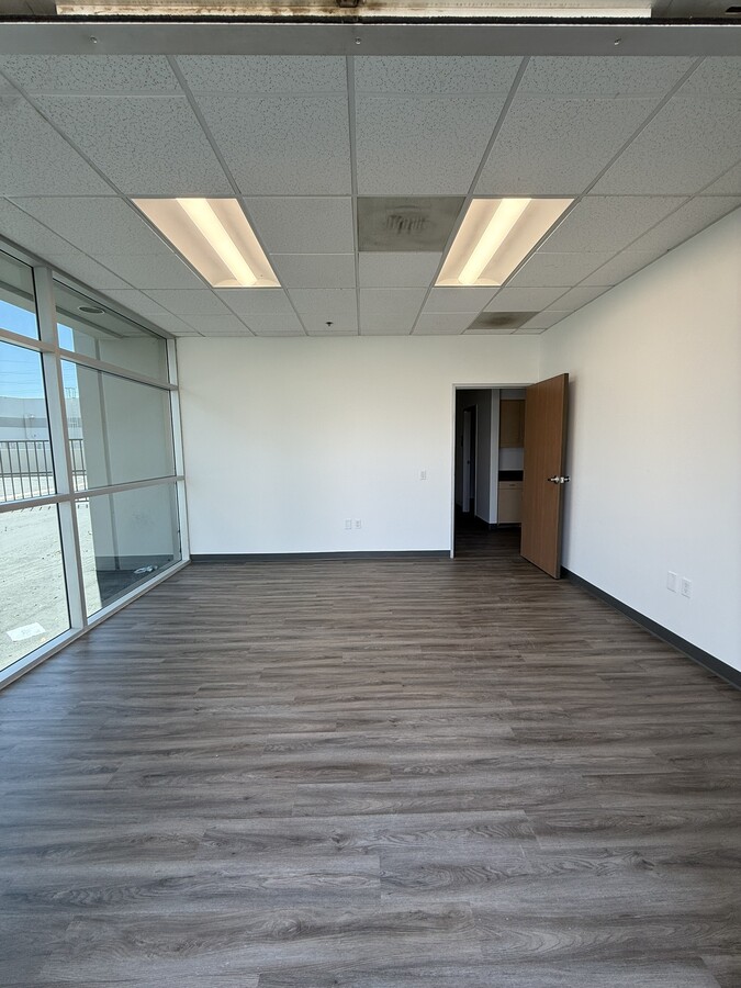 10262 Birtcher Dr, Jurupa Valley, CA 91752 - Lot 11-B - - Photo intérieure - Image 1 of 15